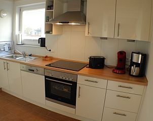 Moderne keuken in Villa Seeblick, vakantiehuis in Nordhorn, Nedersaksen, Duitsland met stijlvolle apparatuur.