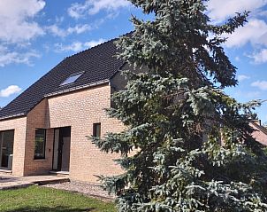 Vakantiehuis Villa 't Zonneroosje in Nieuwpoort, omgeven door natuur en blauwe lucht.