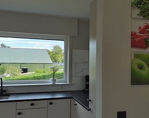 Moderne keuken in Villa 't Zonneroosje, Nieuwpoort, met uitzicht op de groene omgeving.