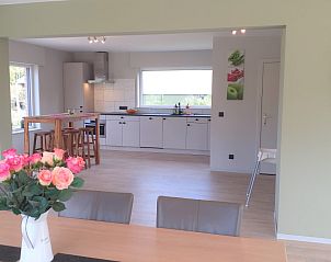 Ruime binnenruimte van Villa 't Zonneroosje, Nieuwpoort, met moderne keuken en eetgedeelte.