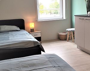 Slaapkamer met twee bedden in Villa 't Zonneroosje, Nieuwpoort, ideaal voor gezinsverblijf.