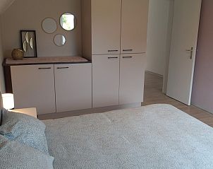 Knusse slaapkamer in Villa 't Zonneroosje, Nieuwpoort, met moderne inrichting.