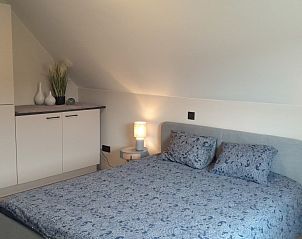 Villa 't Zonneroosje in Nieuwpoort biedt een ruime slaapkamer met comfortabel tweepersoonsbed.