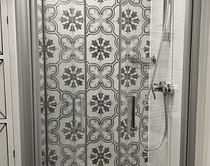 Stijlvolle badkamer in Vakantiehuisje in Dannenberg (Elbe), Duitsland, met moderne douche en patroon betegeling.