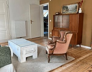 Gezellige woonkamer in Vakantiehuisje in Dannenberg (Elbe), Nedersaksen, met vintage meubels en warme sfeer.