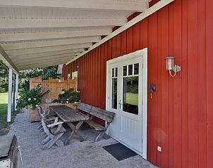 Geniet van de rust op de veranda van Vakantiehuisje in Vrees, een charmante vakantiewoning in het groene Nedersaksen, Duitsland.