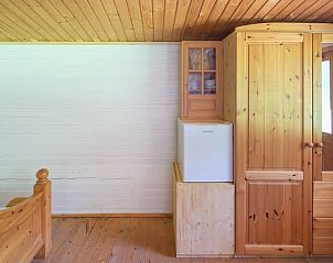 Gezellige houten slaapkamer in Vakantiehuisje in Vrees, Nedersaksen, Duitsland met natuurlijke uitstraling en rustieke meubels.