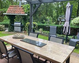 Geniet van de bosrijke omgeving op het terras van Vakantiehuisje in Uelsen, Nedersaksen, Duitsland.