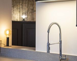 Stijlvolle gootsteen in de keuken van Meet Enjoy vakantiehuis, Nieuwpoort, West-Vlaanderen.