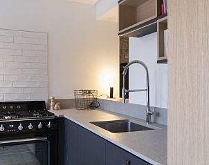 Moderne keuken met fornuis in vakantiehuis Meet Enjoy, Nieuwpoort, West-Vlaanderen.