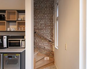 Trap met bakstenen muur in Meet Enjoy vakantiehuis, Nieuwpoort, West-Vlaanderen.