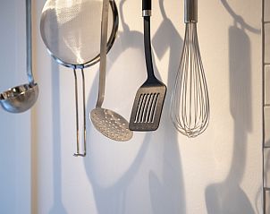 Keukengerei aan de muur in Meet Enjoy vakantiehuis, Nieuwpoort, West-Vlaanderen.