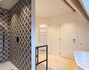 Moderne douche in Meet Enjoy vakantiehuis, Nieuwpoort, West-Vlaanderen.