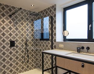 Moderne badkamer met douche in Meet Enjoy vakantiehuis, Nieuwpoort, West-Vlaanderen.