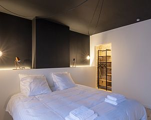 Slaapkamer met moderne verlichting in Meet Enjoy vakantiehuis, Nieuwpoort, West-Vlaanderen.