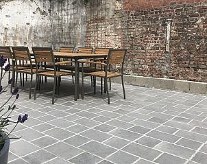 Ruim terras met eetset in Meet Enjoy vakantiehuis, Nieuwpoort, West-Vlaanderen.