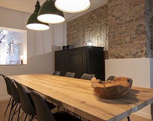 Grote eettafel met hanglampen in Meet Enjoy vakantiehuis, Nieuwpoort, West-Vlaanderen.