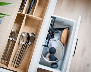 Moderne keukenlade in Huisje in Laichingen, vakantiehuis in Baden-Wrttemberg, Duitsland.