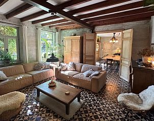 Gezellige woonkamer in Wingerd, vakantieaccommodatie in Vlaamse Ardennen, Oost-Vlaanderen, Belgi, met comfortabele banken.