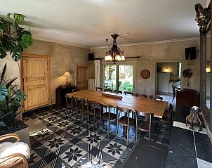 Eetkamer in Wingerd, vakantiehuis in Vlaamse Ardennen, Oost-Vlaanderen, Belgi, met grote houten tafel en stijlvolle inrichting.