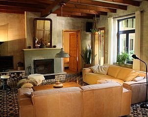 Sfeervolle zithoek met open haard in Wingerd, vakantieaccommodatie in Vlaamse Ardennen, Oost-Vlaanderen, Belgi.