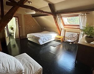 Lichte slaapkamer met houten balken in Wingerd, vakantiehuis in Vlaamse Ardennen, Oost-Vlaanderen, Belgi.