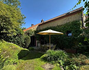 Zonnige tuin met parasol bij Wingerd, vakantiehuis voor 15 personen in Vlaamse Ardennen, Oost-Vlaanderen, Belgi.