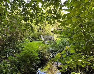 Rustgevende vijver in de tuin van Wingerd, vakantiehuis in Vlaamse Ardennen, Oost-Vlaanderen, Belgi.