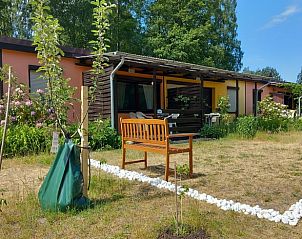 Vakantiehuis in Joachimsthal met zonnige veranda in Berlijn/Brandenburg, Duitsland, omringd door groene natuur.