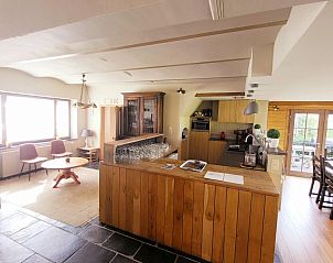 Open kitchen and dining area in Pladutse Gite vacation home Kluisbergen, East Flanders, with wooden elements.