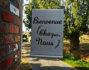 Welcome sign at Pladutse Gite vacation home in Kluisbergen, East Flanders, featuring rural surroundings.