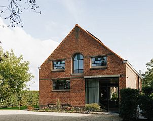 Charming exterior of Cottage in Haasdonk, vacation home in East Flanders, surrounded by green nature.