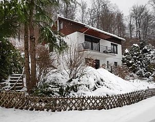 Vakantiehuis Wieda in een besneeuwd landschap in Harz, Duitsland, omgeven door winterse natuurpracht.