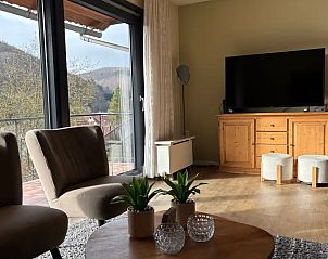 Gezellige woonkamer in vakantiehuis Wieda met uitzicht op de Harz in Duitsland.