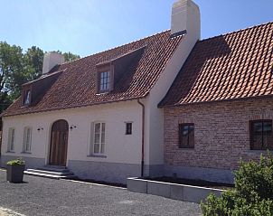 Traditionele architectuur van Lozer Lodge, vakantiehuis in Kruisem, Oost-Vlaanderen, met charmante gevel.