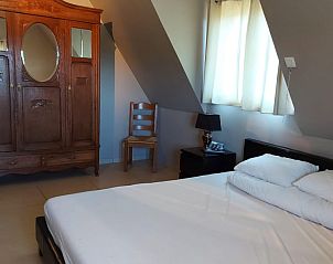 Spacious bedroom with classic furniture in vacation home At Wendy in Kluisbergen.