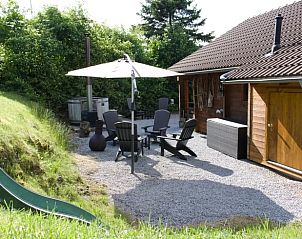 Geniet van het terras bij Huisje in Diemelsee, een vakantiehuis in Diemelsee, Hessen, met comfortabele stoelen en groene omgeving.
