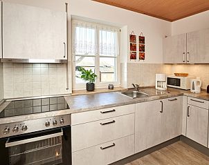 Moderne keuken in Ferienwohnungen Alte Schmiede, vakantiehuis in Oberscheidweiler, Eifel, Duitsland.