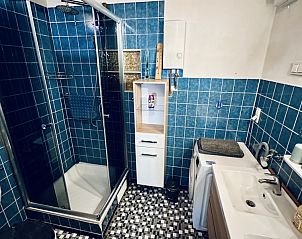 Moderne badkamer in vakantiehuis Kaiser, Forst Hunsrck, met blauwe tegels en ruime douche.