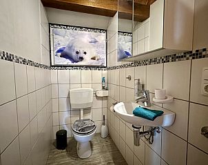 Moderne badkamer in vakantiehuis Kaiser, Forst Hunsrck, met stijlvolle tegels en comfortabele voorzieningen.