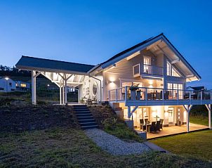 Vakantiehuis in Traben Trarbach bij schemering, met prachtig verlicht terras en uitzicht op de Eifel in Duitsland.
