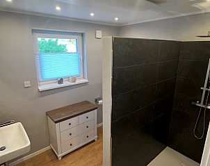 Moderne badkamer in Vakantiehuis in Traben Trarbach, gelegen in Traben-Trarbach, Eifel/Moezel/Hunsrck, Duitsland.