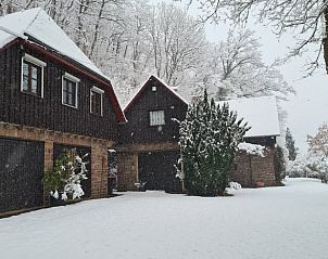 Sneeuw bedekt het vakantiehuis in Abenden, Eifel, Duitsland. Geniet van de winterse charme van deze vakantiewoning in de Moezelregio.