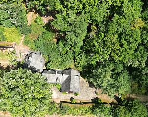 Luchtfoto van Vakantiehuis in Abenden, gelegen in het groene hart van de Eifel, Duitsland, omringd door weelderige bossen.