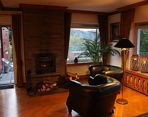 Gezellige woonkamer in Ferienhaus Blick auf Dedenborn, Dedenborn - Simmerath, met panoramisch uitzicht op de natuur van Noordrijn-Westfalen, Duitsland.