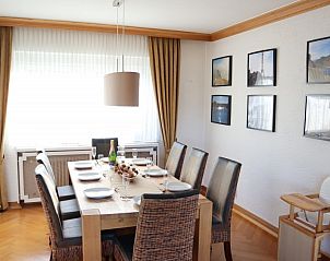 Gezellige eetkamer in Ferienhaus Blick auf Dedenborn, vakantiehuis in Dedenborn, Simmerath, met stijlvolle inrichting en natuurlijk licht.