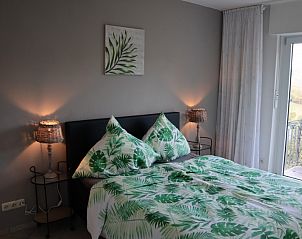 Slaapkamer in Ferienhaus Blick auf Dedenborn, Dedenborn - Simmerath, met uitzicht op de natuur van Noordrijn-Westfalen, Duitsland.