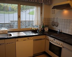 Knusse keuken in Ferienhaus Blick auf Dedenborn, Dedenborn - Simmerath, Noordrijn-Westfalen, Duitsland, met moderne apparatuur en uitzicht.