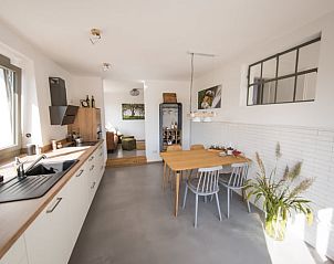 Moderne keuken en eetruimte in Huisje in Goch, vakantiehuis in Noordrijn-Westfalen, Duitsland.