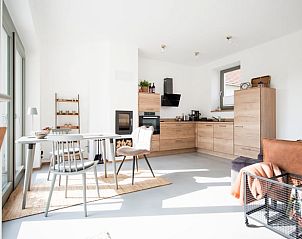 Lichte woonkamer in Vakantiehuisje in Goch, Noordrijn-Westfalen, Duitsland, met moderne keuken en eetruimte.